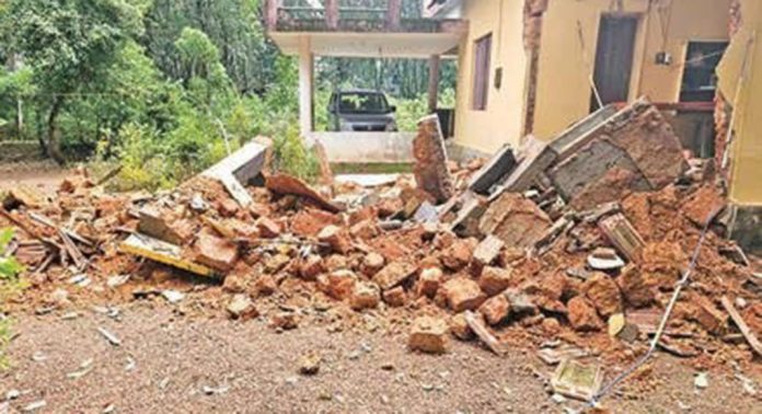 ഇടപ്പോൺ, ആറ്റുവ വാർഡുകൾ വെള്ളപ്പൊക്ക ഭീഷണിയിൽ ഇടപ്പോൺ, ആറ്റുവ വാർഡുകൾ വെള്ളപ്പൊക്ക ഭീഷണിയിൽ