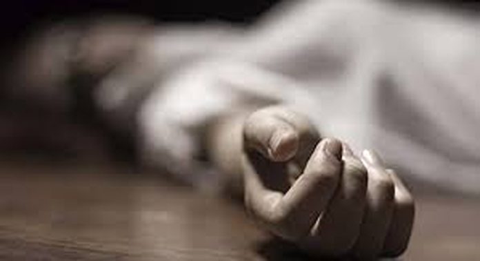 വനിതാ ഡോക്ടറെ ദേശീയപാതയിൽ കാറിന് സമീപം മരിച്ച നിലയിൽ കണ്ടെത്തി വനിതാ ഡോക്ടറെ ദേശീയപാതയിൽ കാറിന് സമീപം മരിച്ച നിലയിൽ കണ്ടെത്തി