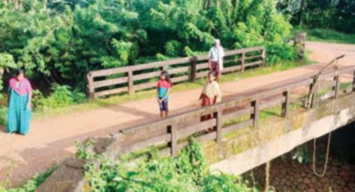 കലഞ്ഞൂർ കല്ലട ജലസേചനപദ്ധതിയുടെ കനാൽപ്പാലങ്ങളുടെ കൈവരികളെല്ലാം തകർന്ന് കനാലിൽവീണു കലഞ്ഞൂർ കല്ലട ജലസേചനപദ്ധതിയുടെ കനാൽപ്പാലങ്ങളുടെ കൈവരികളെല്ലാം തകർന്ന് കനാലിൽവീണു