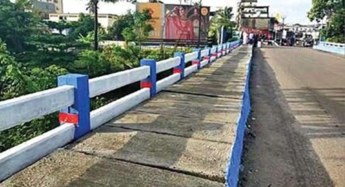 കായംകുളം മുട്ടം ബസാർ പാലം കൈവരിക്ക് ഉയരമില്ല ; അപകടഭീതിയില് യാത്രക്കാര് കായംകുളം മുട്ടം ബസാർ പാലം കൈവരിക്ക് ഉയരമില്ല ; അപകടഭീതിയില് യാത്രക്കാര്