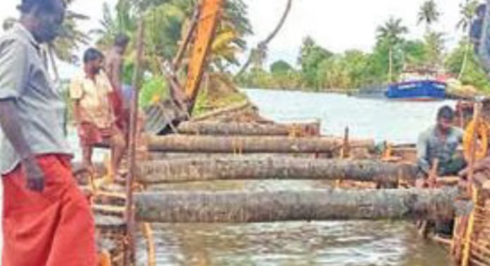 കൈനകരിയിൽ ആറുപങ്ക്, പരുത്തിവളവ് പാടശേഖരങ്ങളിൽ ഞായറാഴ്ചയോടെ മടകുത്തൽ പൂർത്തിയാകും കൈനകരിയിൽ ആറുപങ്ക്, പരുത്തിവളവ് പാടശേഖരങ്ങളിൽ ഞായറാഴ്ചയോടെ മടകുത്തൽ പൂർത്തിയാകും