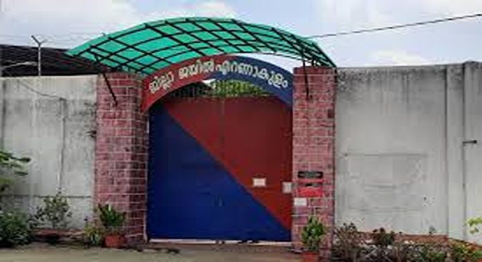 കാക്കനാട് ജില്ലാ ജയിലിൽ ഡെപ്യൂട്ടി പ്രിസൺ ഓഫീസറെ ആക്രമിച്ചു കാക്കനാട് ജില്ലാ ജയിലിൽ ഡെപ്യൂട്ടി പ്രിസൺ ഓഫീസറെ ആക്രമിച്ചു