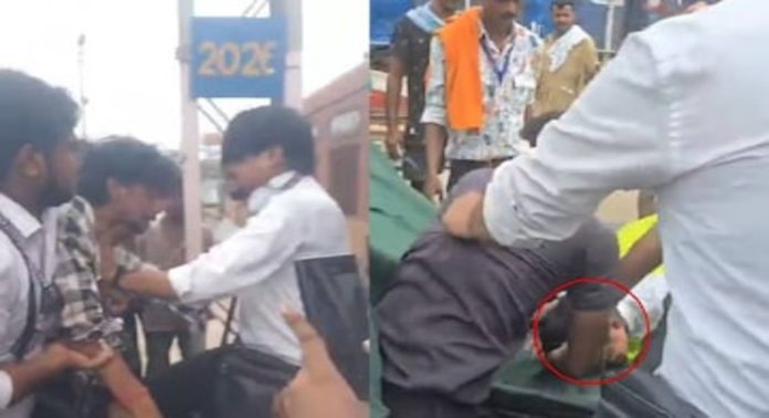 സ്ത്രീകളുടെ കോച്ചിൽ കയറിയ യാത്രക്കാരനെ പിടികൂടിയ ടിടിഇ ഉദ്യോഗസ്ഥന് യാത്രക്കാരുടെ മർദനം സ്ത്രീകളുടെ കോച്ചിൽ കയറിയ യാത്രക്കാരനെ പിടികൂടിയ ടിടിഇ ഉദ്യോഗസ്ഥന് യാത്രക്കാരുടെ മർദനം