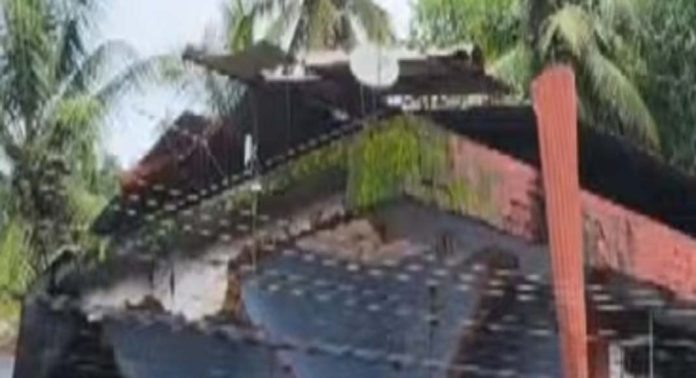 കോഴിക്കോട് നാദാപുരത്ത് ഇരുനില കോൺക്രീറ്റ് കെട്ടിടം തകർന്ന് വീണു കോഴിക്കോട് നാദാപുരത്ത് ഇരുനില കോൺക്രീറ്റ് കെട്ടിടം തകർന്ന് വീണു