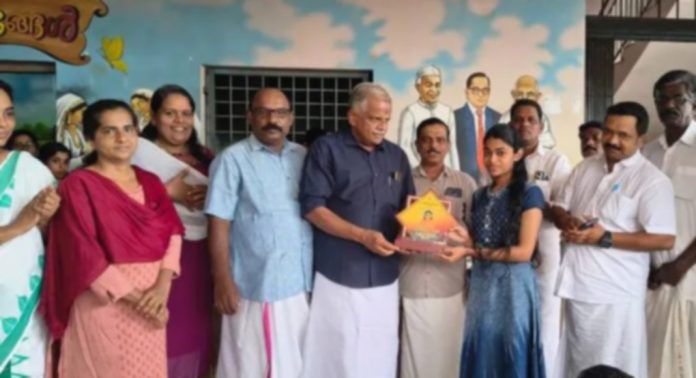 കിഴക്കുപുറം ഗവൺമെന്റ് എച്ച്.എസ്.എസിൽ പഠനോപകരണ വിതരണം നടന്നു കിഴക്കുപുറം ഗവൺമെന്റ് എച്ച്.എസ്.എസിൽ പഠനോപകരണ വിതരണം നടന്നു