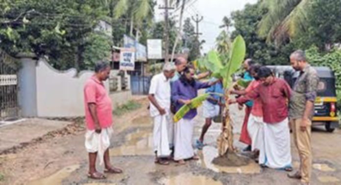 കാവുംഭാഗം-ചാത്തങ്കരി റോഡിലെ കുഴിയിൽ വാഴവെച്ച് പ്രതിഷേധം കാവുംഭാഗം-ചാത്തങ്കരി റോഡിലെ കുഴിയിൽ വാഴവെച്ച് പ്രതിഷേധം