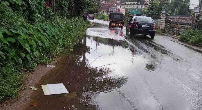 മഴ പെയ്താൽ റാന്നി ടൗണിലെ ഇട്ടിയപ്പാറ ബൈപ്പാസിൽ അതിരൂക്ഷമായ വെള്ളക്കെട്ടെന്ന് ആരോപണം മഴ പെയ്താൽ റാന്നി ടൗണിലെ ഇട്ടിയപ്പാറ ബൈപ്പാസിൽ അതിരൂക്ഷമായ വെള്ളക്കെട്ടെന്ന് ആരോപണം