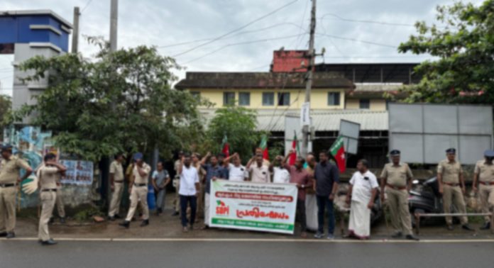 പത്തനംതിട്ട ജനറല് ആശുപത്രി ആർ.എം.ഒക്കെതിരെ നടപടിയെടുക്കണം ; എസ്ഡിപിഐ പ്രതിഷേധ ധര്ണ്ണ നടത്തി പത്തനംതിട്ട ജനറല് ആശുപത്രി ആർ.എം.ഒക്കെതിരെ നടപടിയെടുക്കണം ; എസ്ഡിപിഐ പ്രതിഷേധ ധര്ണ്ണ നടത്തി