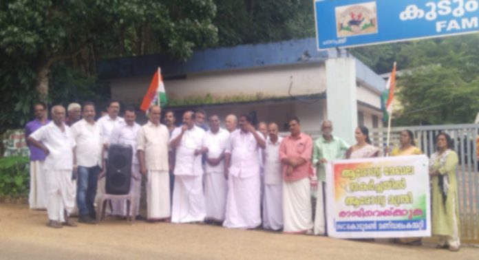 കോൺഗ്രസ് കൊടുമൺ മണ്ഡലം കമ്മിറ്റിയുടെ നേതൃത്വത്തിൽ ചന്ദനപ്പള്ളി കുടുബാരോഗ്യ കേന്ദ്രത്തിന് മുമ്പിൽ ധര്ണ നടത്തി കോൺഗ്രസ് കൊടുമൺ മണ്ഡലം കമ്മിറ്റിയുടെ നേതൃത്വത്തിൽ ചന്ദനപ്പള്ളി കുടുബാരോഗ്യ കേന്ദ്രത്തിന് മുമ്പിൽ ധര്ണ നടത്തി