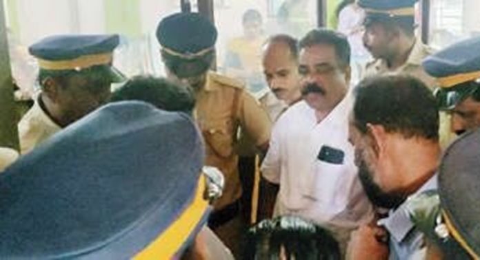 കോന്നി പഞ്ചായത്തിലും പുറത്തും എൽഡിഎഫ് പ്രതിഷേധം കോന്നി പഞ്ചായത്തിലും പുറത്തും എൽഡിഎഫ് പ്രതിഷേധം