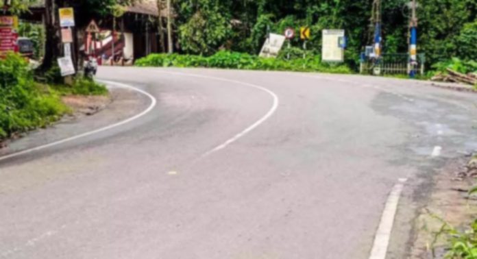 വളവും വാഹനങ്ങളുടെ അമിതവേഗവും ; അപകടം ഒഴിയാതെ കുളത്തൂർമൂഴി ജംഗ്ഷന് വളവും വാഹനങ്ങളുടെ അമിതവേഗവും ; അപകടം ഒഴിയാതെ കുളത്തൂർമൂഴി ജംഗ്ഷന്