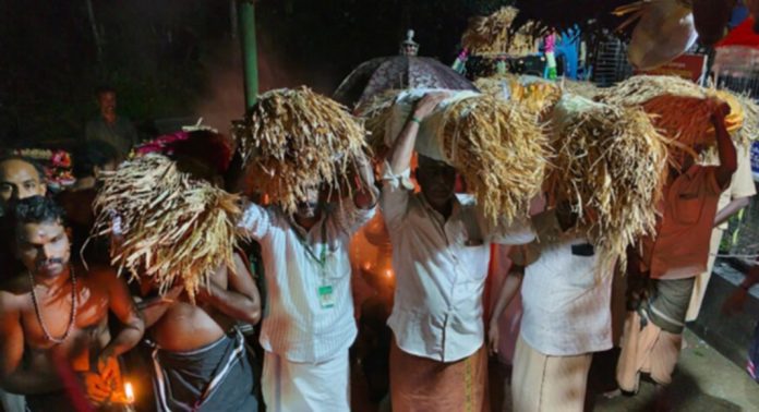 നിറപുത്തരി രഥഘോഷയാത്രയ്ക്ക് കല്ലേലിക്കാവില് വരവേല്പ്പ് നല്കി നിറപുത്തരി രഥഘോഷയാത്രയ്ക്ക് കല്ലേലിക്കാവില് വരവേല്പ്പ് നല്കി