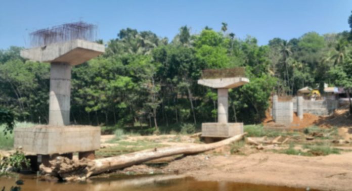 അരുവാപ്പുലം – ഐരവൺ പാലം നിർമ്മാണം പ്രതിസന്ധിയിൽ അരുവാപ്പുലം – ഐരവൺ പാലം നിർമ്മാണം പ്രതിസന്ധിയിൽ