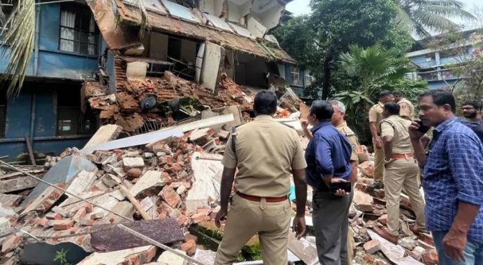 കോട്ടയം മെഡിക്കൽ കോളജിലെ കെട്ടിടം തകർന്നുവീണ് മരിച്ച ബിന്ദുവിന്റെ മൃതദേഹം സംസ്കരിച്ചു കോട്ടയം മെഡിക്കൽ കോളജിലെ കെട്ടിടം തകർന്നുവീണ് മരിച്ച ബിന്ദുവിന്റെ മൃതദേഹം സംസ്കരിച്ചു