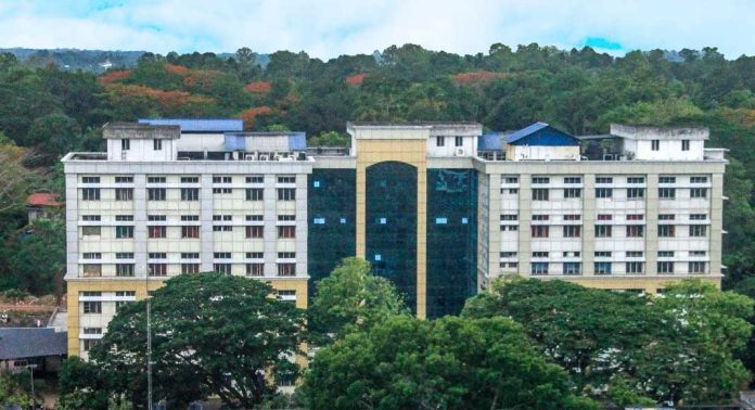 കോട്ടയം മെഡിക്കല് കോളജ് പുതിയ സര്ജിക്കല് ബ്ലോക്കിലെ ഓപ്പറേഷന് തീയറ്ററുകളുടെ നിര്മ്മാണ പുരോഗതി മന്ത്രിമാർ കോട്ടയം മെഡിക്കല് കോളജ് പുതിയ സര്ജിക്കല് ബ്ലോക്കിലെ ഓപ്പറേഷന് തീയറ്ററുകളുടെ നിര്മ്മാണ പുരോഗതി മന്ത്രിമാർ