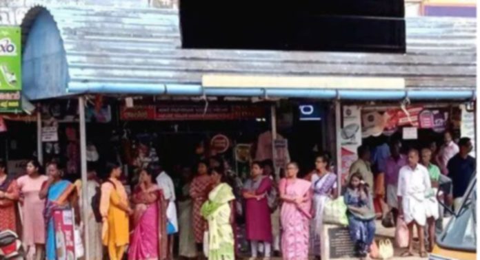 കൊടുമൺ ജംഗ്ഷനിലെ ബസ് കാത്തിരിപ്പ് കേന്ദ്രം ശോചനീയാവസ്ഥയില് കൊടുമൺ ജംഗ്ഷനിലെ ബസ് കാത്തിരിപ്പ് കേന്ദ്രം ശോചനീയാവസ്ഥയില്