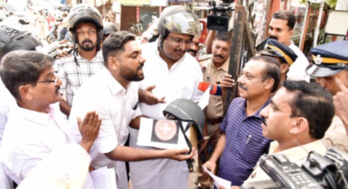 വേറിട്ട പ്രതിഷേധവുമായി യൂത്ത് കോൺഗ്രസ് ; പത്തനംതിട്ട മിനി സിവിൽ സ്റ്റേഷൻ അധികാരികള്ക്ക് ഫസ്റ്റ് എയ്ഡ് കിറ്റും ഹെൽമറ്റും നിവേദനവും നൽകി പ്രതിഷേധo വേറിട്ട പ്രതിഷേധവുമായി യൂത്ത് കോൺഗ്രസ് ; പത്തനംതിട്ട മിനി സിവിൽ സ്റ്റേഷൻ അധികാരികള്ക്ക് ഫസ്റ്റ് എയ്ഡ് കിറ്റും ഹെൽമറ്റും നിവേദനവും നൽകി പ്രതിഷേധo