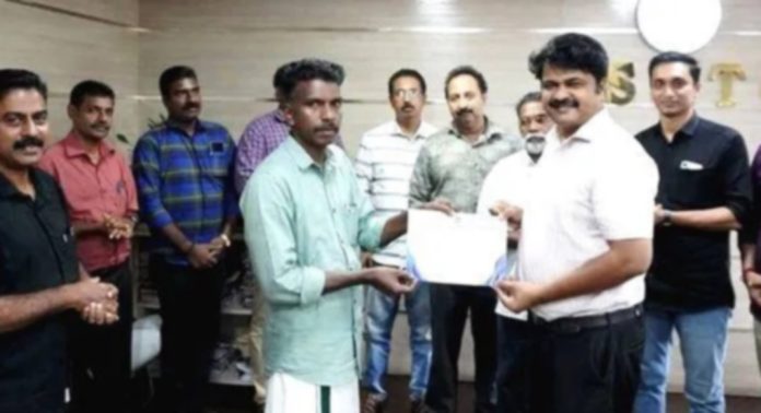 കോന്നി ഡിപ്പോ ചാർജ്മാനെ ആദരിച്ചു കോന്നി ഡിപ്പോ ചാർജ്മാനെ ആദരിച്ചു