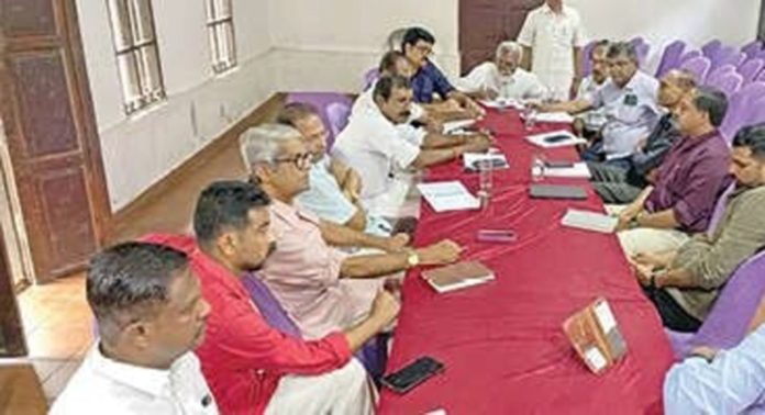 കുട്ടനാടിനെപ്പറ്റി പഠിക്കാൻ കൃഷിശാസ്ത്രജ്ഞരും വിദഗ്ധരുമായി ബിജെപി സംഘം കൂടിക്കാഴ്ച നടത്തി കുട്ടനാടിനെപ്പറ്റി പഠിക്കാൻ കൃഷിശാസ്ത്രജ്ഞരും വിദഗ്ധരുമായി ബിജെപി സംഘം കൂടിക്കാഴ്ച നടത്തി