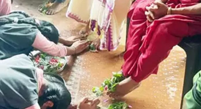 കുരമ്പാലയിലെ അമൃത വിദ്യാലയത്തിലും പാദപൂജ കുരമ്പാലയിലെ അമൃത വിദ്യാലയത്തിലും പാദപൂജ