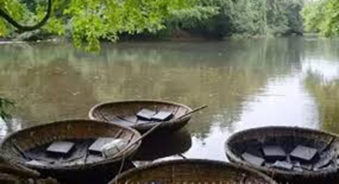 അടവിയിൽ സവാരി കഴിഞ്ഞ കുട്ടവഞ്ചികൾ സൂക്ഷിക്കാൻ ഷെഡ് നിർമിക്കുന്നു അടവിയിൽ സവാരി കഴിഞ്ഞ കുട്ടവഞ്ചികൾ സൂക്ഷിക്കാൻ ഷെഡ് നിർമിക്കുന്നു