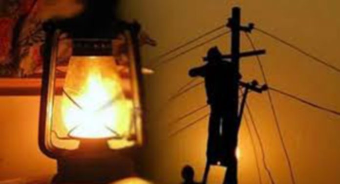 പള്ളിക്കലില് വൈദ്യുതി മുടക്കം പതിവ് ; പരാതി പറഞ്ഞ് മടുത്ത് നാട്ടുകാര് പള്ളിക്കലില് വൈദ്യുതി മുടക്കം പതിവ് ; പരാതി പറഞ്ഞ് മടുത്ത് നാട്ടുകാര്