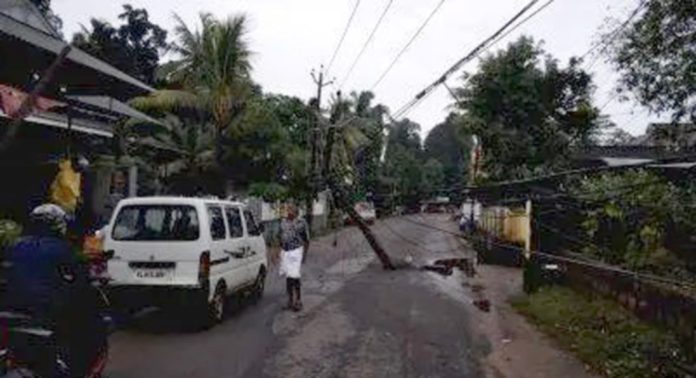 പന്തളം കടയ്ക്കാട് വൈദ്യുതി പോസ്റ്റിൽ ടോറസ് ലോറി ഇടിച്ച് തീപിടിച്ചു പന്തളം കടയ്ക്കാട് വൈദ്യുതി പോസ്റ്റിൽ ടോറസ് ലോറി ഇടിച്ച് തീപിടിച്ചു
