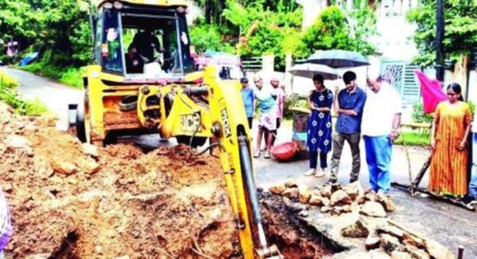 മല്ലപ്പള്ളി – പുല്ലുകുത്തി റോഡിലെ തൊട്ടിപ്പടി ഭാഗത്ത് റോഡിൽ ഗർത്തം ; ഗതാഗതം പൂർണമായി നിരോധിച്ചു മല്ലപ്പള്ളി – പുല്ലുകുത്തി റോഡിലെ തൊട്ടിപ്പടി ഭാഗത്ത് റോഡിൽ ഗർത്തം ; ഗതാഗതം പൂർണമായി നിരോധിച്ചു