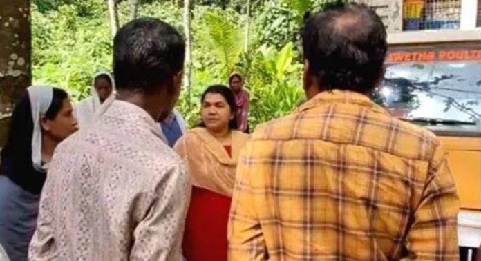 വായ്പ്പൂര് കോഴി ഫാമിനെതിരെ പ്രതിഷേധം ശക്തമാവുന്നു വായ്പ്പൂര് കോഴി ഫാമിനെതിരെ പ്രതിഷേധം ശക്തമാവുന്നു