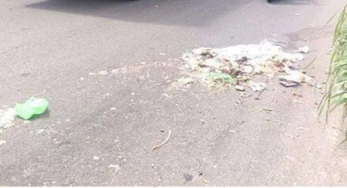 മല്ലപ്പള്ളി കോട്ടയം റോഡിൽ മാലിന്യം തള്ളി മല്ലപ്പള്ളി കോട്ടയം റോഡിൽ മാലിന്യം തള്ളി