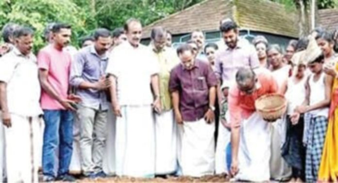 തെക്കേക്കര പഞ്ചായത്തിലെ സ്കൂളുകളിൽ കരനെൽക്കൃഷി തുടങ്ങി തെക്കേക്കര പഞ്ചായത്തിലെ സ്കൂളുകളിൽ കരനെൽക്കൃഷി തുടങ്ങി