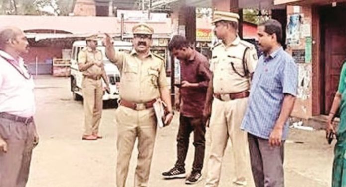 മാന്നാര് ബസ് സ്റ്റാന്ഡ് മോട്ടോര് വെഹിക്കിള് ഉദ്യോഗസ്ഥര് നേരിട്ടെത്തി പരിശോധിച്ചു മാന്നാര് ബസ് സ്റ്റാന്ഡ് മോട്ടോര് വെഹിക്കിള് ഉദ്യോഗസ്ഥര് നേരിട്ടെത്തി പരിശോധിച്ചു