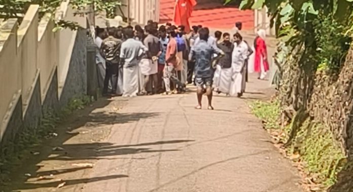 മലയാലപ്പുഴ പഞ്ചായത്തിലെ ഗ്രാമസഭകൾ ഇടതുപക്ഷ സമര അനുകൂലികൾ തടസ്സപ്പെടുത്തി മലയാലപ്പുഴ പഞ്ചായത്തിലെ ഗ്രാമസഭകൾ ഇടതുപക്ഷ സമര അനുകൂലികൾ തടസ്സപ്പെടുത്തി