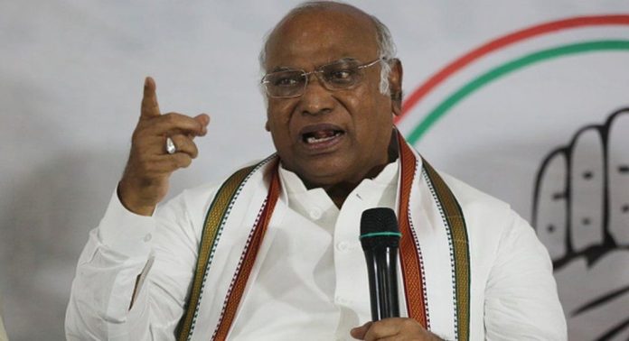 മല്ലികാർജുൻ ഖാർഗെ ഞായറാഴ്ച ഇടുക്കിയിൽ നടത്തിയ പ്രസംഗം ഗുജറാത്തിൽ വിവാദമാകുന്നു മല്ലികാർജുൻ ഖാർഗെ ഞായറാഴ്ച ഇടുക്കിയിൽ നടത്തിയ പ്രസംഗം ഗുജറാത്തിൽ വിവാദമാകുന്നു