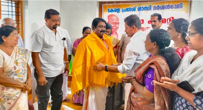 പ്രശസ്തരായ വ്യക്തികളെ കേരള പ്രദേശ് ഗാന്ധി ദര്ശന് വേദി ആദരിച്ചു പ്രശസ്തരായ വ്യക്തികളെ കേരള പ്രദേശ് ഗാന്ധി ദര്ശന് വേദി ആദരിച്ചു