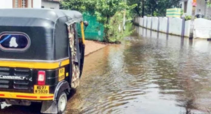 മഴ മാറിയിട്ടും മേപ്രാല് വെള്ളത്തിൽ തന്നെ മഴ മാറിയിട്ടും മേപ്രാല് വെള്ളത്തിൽ തന്നെ