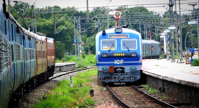 റെയിൽവേ ട്രാക്കിലുള്ള മൃതദേഹം മാറ്റാൻ സമയമെടുത്തു, മുക്കാൽ മണിക്കൂർ വൈകി ഓടി മെമു റെയിൽവേ ട്രാക്കിലുള്ള മൃതദേഹം മാറ്റാൻ സമയമെടുത്തു, മുക്കാൽ മണിക്കൂർ വൈകി ഓടി മെമു