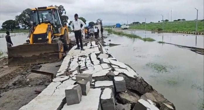 മധ്യപ്രദേശില് കനത്തമഴയിൽ വിമാനത്താവളത്തിന്റെ ചുറ്റുമതില് ഇടിഞ്ഞുവീണു മധ്യപ്രദേശില് കനത്തമഴയിൽ വിമാനത്താവളത്തിന്റെ ചുറ്റുമതില് ഇടിഞ്ഞുവീണു