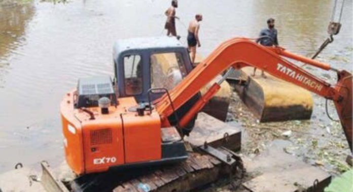 മുട്ടാർ നീർച്ചാൽ വൃത്തിയാക്കുന്നതിനിടെ മണ്ണുമാന്തി ജങ്കാറുൾപ്പെടെ തലകീഴായി മറിഞ്ഞു മുട്ടാർ നീർച്ചാൽ വൃത്തിയാക്കുന്നതിനിടെ മണ്ണുമാന്തി ജങ്കാറുൾപ്പെടെ തലകീഴായി മറിഞ്ഞു