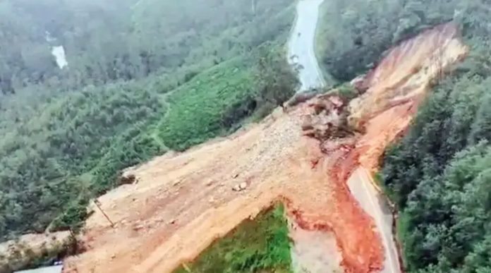 കൊച്ചി-ധനുഷ്കോടി ദേശീയപാതയിൽ ലോറിഡ്രൈവറുടെ മരണത്തിനിടയാക്കിയത് വൻ മലയിടിച്ചിൽ കൊച്ചി-ധനുഷ്കോടി ദേശീയപാതയിൽ ലോറിഡ്രൈവറുടെ മരണത്തിനിടയാക്കിയത് വൻ മലയിടിച്ചിൽ