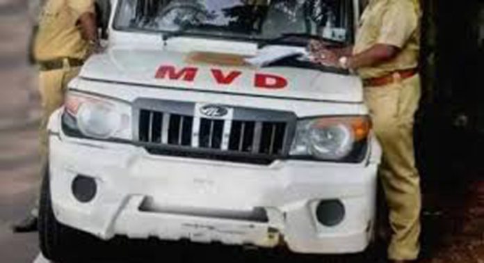 പതിനേഴുകാരന് ടിപ്പറും മണ്ണുമാന്തിയും ഓടിക്കുന്ന വീഡിയോ ഇന്സ്റ്റാഗ്രാമിലിട്ടു ; വാഹന ഉടമയ്ക്ക് പിഴയടിച്ച് മോട്ടോര് വാഹനവകുപ്പ് പതിനേഴുകാരന് ടിപ്പറും മണ്ണുമാന്തിയും ഓടിക്കുന്ന വീഡിയോ ഇന്സ്റ്റാഗ്രാമിലിട്ടു ; വാഹന ഉടമയ്ക്ക് പിഴയടിച്ച് മോട്ടോര് വാഹനവകുപ്പ്