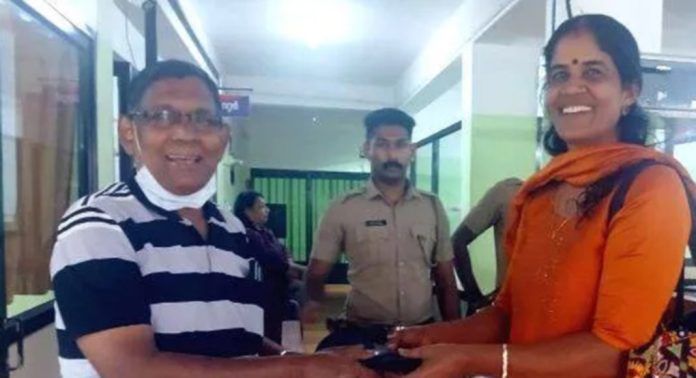 നഷ്ടപ്പെട്ട പണവും രേഖകളും ഉടമയ്ക്ക് കൈമാറി ചെങ്ങന്നൂർ നഗരസഭാ ആരോഗ്യ സ്റ്റാന്റിംഗ് കമ്മിറ്റി ചെയർപേഴ്സൺ ടി.കുമാരി നഷ്ടപ്പെട്ട പണവും രേഖകളും ഉടമയ്ക്ക് കൈമാറി ചെങ്ങന്നൂർ നഗരസഭാ ആരോഗ്യ സ്റ്റാന്റിംഗ് കമ്മിറ്റി ചെയർപേഴ്സൺ ടി.കുമാരി