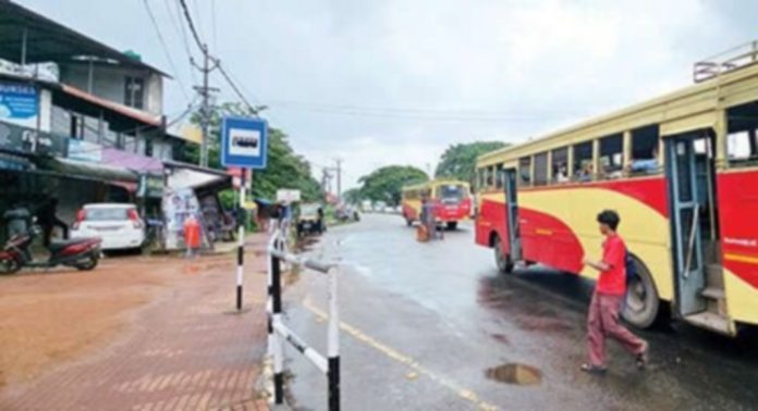 ഏനാത്ത് ബസ് സ്റ്റോപ്പില് കെഎസ്ആർടിസി ബസുകള് നിര്ത്തുന്നില്ലെന്ന് പരാതി ഏനാത്ത് ബസ് സ്റ്റോപ്പില് കെഎസ്ആർടിസി ബസുകള് നിര്ത്തുന്നില്ലെന്ന് പരാതി