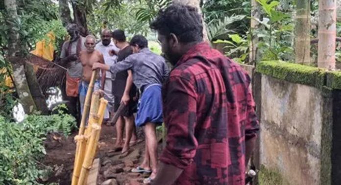 പമ്പയാറിന്റെ തീരം ഇടിഞ്ഞുവീണ് ഭീഷണിയിലായ പമ്പ ബോട്ട് റേസ് ഫിനിഷിങ് പോയിന്റ് റോഡിന്റെ സ്ഥിതിഗതികൾ സന്ദർശിച്ച് ജനപ്രതിനിധികൾ പമ്പയാറിന്റെ തീരം ഇടിഞ്ഞുവീണ് ഭീഷണിയിലായ പമ്പ ബോട്ട് റേസ് ഫിനിഷിങ് പോയിന്റ് റോഡിന്റെ സ്ഥിതിഗതികൾ സന്ദർശിച്ച് ജനപ്രതിനിധികൾ