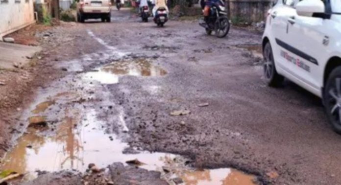 കുണ്ടും കുഴിയും നിറഞ്ഞ് പട്ടാഴിമുക്ക് – നെടുമൺ – പട്ടാഴി റോഡ് കുണ്ടും കുഴിയും നിറഞ്ഞ് പട്ടാഴിമുക്ക് – നെടുമൺ – പട്ടാഴി റോഡ്