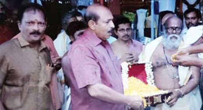 പറക്കോട് ഇണ്ടിളയപ്പൻസ്വാമി ക്ഷേത്രത്തിൽ തങ്കക്കിരീട സമർപ്പണവും സഹസ്ര നീരാജനവും നടന്നു പറക്കോട് ഇണ്ടിളയപ്പൻസ്വാമി ക്ഷേത്രത്തിൽ തങ്കക്കിരീട സമർപ്പണവും സഹസ്ര നീരാജനവും നടന്നു