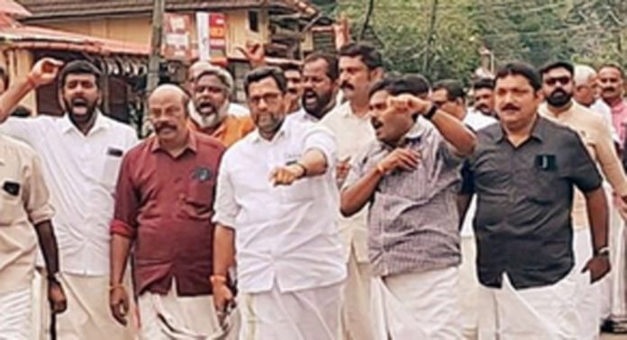52 പള്ളിയോടക്കരയിലെ നാഥന്മാർ ആറന്മുള കിഴക്കേനടയിലുള്ള ദേവസ്വം ബോർഡിന്റെ അസിസ്റ്റന്റ് കമ്മിഷണർ ഓഫീസിലേക്ക് മാർച്ച് നടത്തി 52 പള്ളിയോടക്കരയിലെ നാഥന്മാർ ആറന്മുള കിഴക്കേനടയിലുള്ള ദേവസ്വം ബോർഡിന്റെ അസിസ്റ്റന്റ് കമ്മിഷണർ ഓഫീസിലേക്ക് മാർച്ച് നടത്തി
