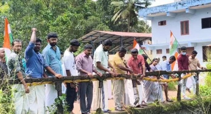 പഴകുളം- കടമാൻകുളം പാലം പുതുക്കി പണിയാത്തതിനെതിരെ യൂത്ത് കോൺഗ്രസ് മുളങ്കമ്പ് കെട്ടി പ്രതിഷേധിച്ചു പഴകുളം- കടമാൻകുളം പാലം പുതുക്കി പണിയാത്തതിനെതിരെ യൂത്ത് കോൺഗ്രസ് മുളങ്കമ്പ് കെട്ടി പ്രതിഷേധിച്ചു