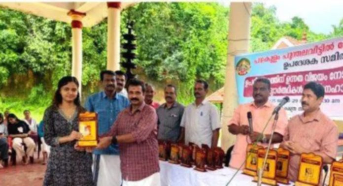 പഴകുളം പുന്തലവീട്ടിൽ ദേവീക്ഷേത്ര ഉപദേശക സമിതിയുടെ നേതൃത്വത്തിൽ ഉന്നത വിജയം നേടിയ വിദ്യാർത്ഥികളെ ആദരിച്ചു പഴകുളം പുന്തലവീട്ടിൽ ദേവീക്ഷേത്ര ഉപദേശക സമിതിയുടെ നേതൃത്വത്തിൽ ഉന്നത വിജയം നേടിയ വിദ്യാർത്ഥികളെ ആദരിച്ചു