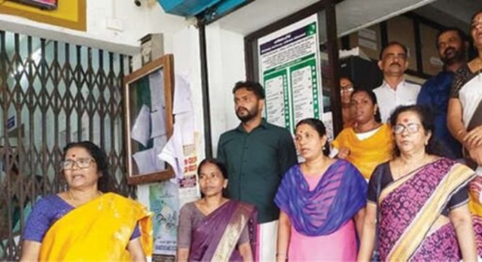 ശൗചാലയമാലിന്യം സംസ്കരിക്കുന്നതിനുള്ള മൊബൈൽ യൂണിറ്റ് വാങ്ങിയതിൽ അഴിമതി ആരോപിച്ച് പന്തളം നഗരസഭയിൽ പ്രതിപക്ഷ പ്രതിഷേധം ശൗചാലയമാലിന്യം സംസ്കരിക്കുന്നതിനുള്ള മൊബൈൽ യൂണിറ്റ് വാങ്ങിയതിൽ അഴിമതി ആരോപിച്ച് പന്തളം നഗരസഭയിൽ പ്രതിപക്ഷ പ്രതിഷേധം